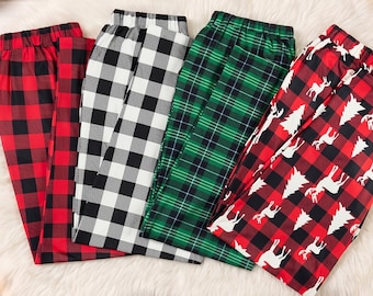Familie bijpassende kerstpyjamabroeken, buffelruit, eland- en rendierprint (feestoutfit 2026)