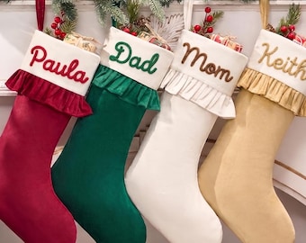 Gepersonaliseerde fluwelen kerstsok, geborduurde familienaam, met ruches (2026)