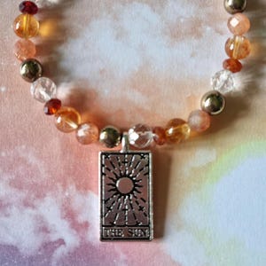 Bracciale "Il Sole" con Pietre Naturali e Ciondolo Carta dei Tarocchi "Il sole"