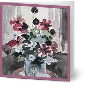 Könnte beinhalten: Aquarellmalerei eines Blumenarrangements in einer Vase, vor einem gedämpften Hintergrund. Die Blumen sind eine Mischung aus Rot, Weiß und Grün, mit dunklen Akzenten. Die Karte hat einen malvenfarbenen Rand.