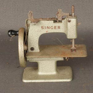 Antique Singer Miniature Sewing Machine | Working Retro Model for Display or Use | Vintage Collectible Gift