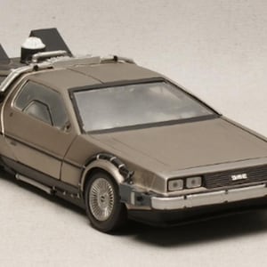 Zurück in die Zukunft DeLorean Model Car | 1:18 Die-Cast | Funktionierende &#39;Flying Mode&#39; Räder | Retro Film Erinnerungsstücke