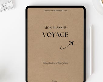 Op de afbeelding: Een digitale tablet met een reisplanner met de tekst "GUIDE D'ORGANISATION", "MON PLANNER VOYAGE" en "Planification et Bons plans". De cover is bruin met een zwarte rand, een gestileerde vliegtuigafbeelding en een witte stylus.