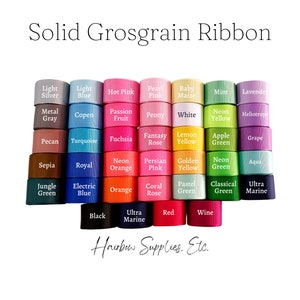 K&ouml;nnte beinhalten: Eine Auswahl an Grosgrain-B&auml;ndern in verschiedenen Farben, darunter helles Silber, hellblau, pink, perlmuttrosa, babymais, mint, lavendel, metallgrau, copen, Passionsfrucht, Pfingstrose, wei&szlig;, neongelb, Heliotrop, Pekannuss, t&uuml;rkis, fuchsia, Fantasie-Rose, zitronengelb, apfelgr&uuml;n, Traube, Sepia, royal, neonorange, persischrosa, goldgelb, neongr&uuml;n, aqua, dschungelgr&uuml;n, elektrischblau, orange, korallenrosa, pastellgr&uuml;n, klassisch gr&uuml;n, ultramarin, schwarz, ultramarin, rot und wein. Der Text "Solid Grosgrain Ribbon" befindet sich oben im Bild, und der Text "Hairbow Supplies. Etc." befindet sich unten im Bild.