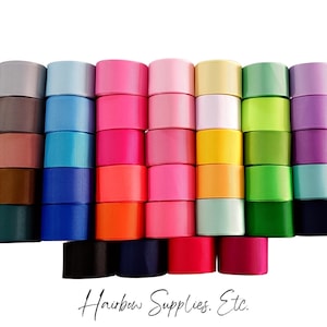 Puede incluir: Surtido de 20 rollos de cinta de sat&eacute;n en varios colores, incluyendo rosa, azul, verde, morado y amarillo. La cinta est&aacute; dispuesta en filas, con cada rollo apilado uno encima del otro. La cinta es perfecta para manualidades, decoraci&oacute;n y envolver regalos.