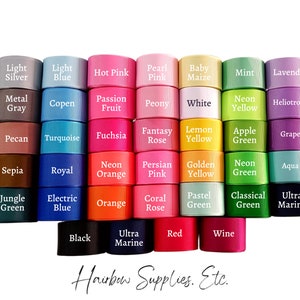 Puede incluir: Una colecci&oacute;n de 36 carretes de cinta en varios colores, incluyendo plata claro, azul claro, rosa intenso, rosa perla, ma&iacute;z beb&eacute;, menta, lavanda, gris metalizado, copen, fruta de la pasi&oacute;n, peon&iacute;a, blanco, amarillo ne&oacute;n, pacana, turquesa, fucsia, rosa fantas&iacute;a, amarillo lim&oacute;n, verde manzana, uva, sepia, real, naranja ne&oacute;n, rosa persa, amarillo dorado, verde ne&oacute;n, aguamarina, verde selva, azul el&eacute;ctrico, naranja, rosa coral, verde pastel, verde cl&aacute;sico, azul marino ultra, negro, azul marino ultra, rojo y vino. Los carretes est&aacute;n dispuestos en una cuadr&iacute;cula y el texto "Hairbow Supplies. Etc." est&aacute; impreso debajo de la cuadr&iacute;cula.