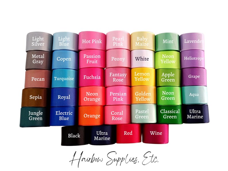 Puede incluir: Una colecci&oacute;n de 36 carretes de cinta en varios colores, incluyendo plata claro, azul claro, rosa intenso, rosa perla, ma&iacute;z beb&eacute;, menta, lavanda, gris metalizado, copen, fruta de la pasi&oacute;n, peon&iacute;a, blanco, amarillo ne&oacute;n, pacana, turquesa, fucsia, rosa fantas&iacute;a, amarillo lim&oacute;n, verde manzana, uva, sepia, real, naranja ne&oacute;n, rosa persa, amarillo dorado, verde ne&oacute;n, aguamarina, verde selva, azul el&eacute;ctrico, naranja, rosa coral, verde pastel, verde cl&aacute;sico, azul marino ultra, negro, azul marino ultra, rojo y vino. Los carretes est&aacute;n dispuestos en una cuadr&iacute;cula y el texto "Hairbow Supplies. Etc." est&aacute; impreso debajo de la cuadr&iacute;cula.