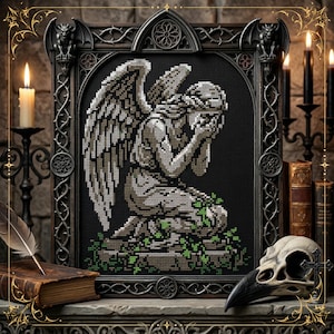 Peut inclure: Une broderie encadrée représentant une statue d'ange pleurant, avec des ailes détaillées et un cadre gothique. L'œuvre utilise des tons de gris et de blanc, avec du feuillage vert à la base. Le cadre sombre présente des accents de gargouilles.
