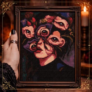 Puede incluir: Un juego de tres tazas de cerámica con un acabado moteado y mate. Las tazas son de color crema, gris claro y gris oscuro. Cada taza tiene un diseño simple y minimalista, ideal para café o té.