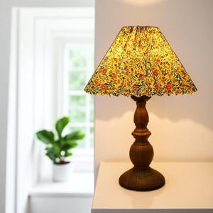 Vintage Wooden Table Lamp with Pleated Floral Lampshade – Retro Home Decor Accent for Living Room or Bedroom.