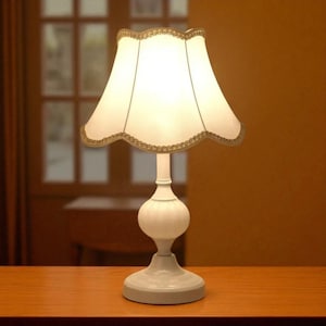 Vintage Table Lamp: Elegant Scalloped Shade Bedside Light