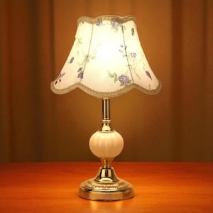 Vintage Floral Bedside Lamp: Romantic Victorian Style Table Light