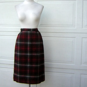 PENDLETON Plaid Skirt Superior Quality Wool Black Red Gray Simple Lines - Vintage 60s - Size 14
