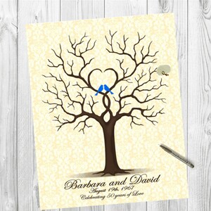 Peut inclure: Un livre d'or de mariage imprimable avec un arbre brun et des oiseaux bleus en forme de c&oelig;ur. Le texte indique "Barbara et David 19 ao&ucirc;t 1967 C&eacute;l&eacute;brant 50 ans d'amour."