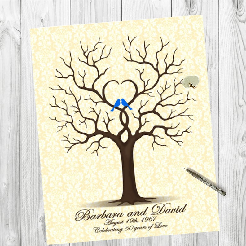 Peut inclure: Un livre d'or de mariage imprimable avec un arbre brun et des oiseaux bleus en forme de c&oelig;ur. Le texte indique "Barbara et David 19 ao&ucirc;t 1967 C&eacute;l&eacute;brant 50 ans d'amour."