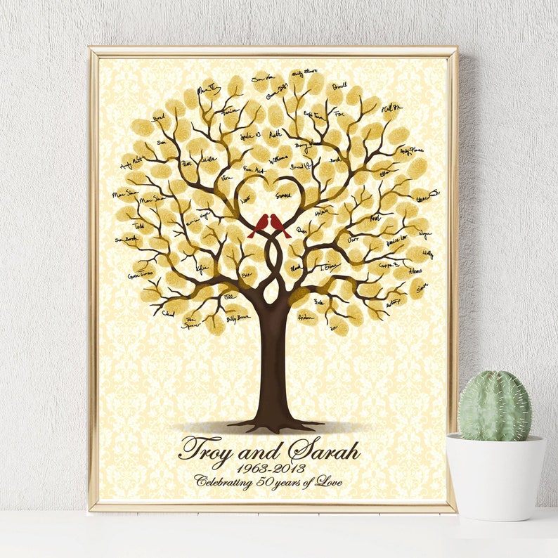 Peut inclure: Un arbre &agrave; empreintes digitales dor&eacute; avec deux oiseaux rouges au sommet. L'arbre est entour&eacute; d'un fond blanc avec un motif dor&eacute;. Le texte "Troy and Sarah 1963-2013 Celebrating 50 years of Love" est en bas de l'image.