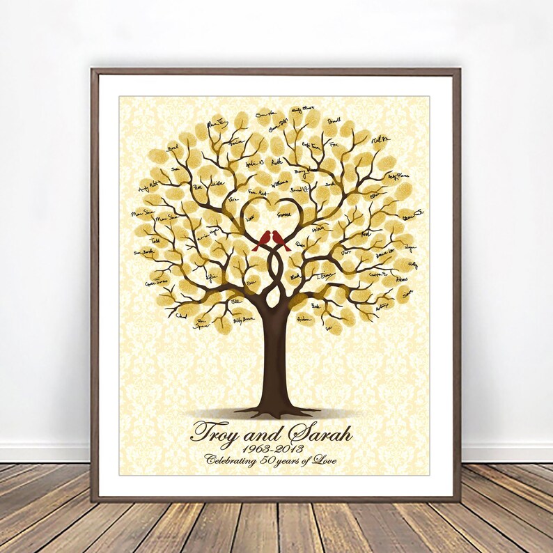 Peut inclure: Un arbre dor&eacute; avec une canop&eacute;e en forme de c&oelig;ur et deux oiseaux rouges perch&eacute;s sur une branche. L'arbre est entour&eacute; d'un fond blanc avec un motif d&eacute;licat. Le texte "Troy and Sarah 1963-2013 Celebrating 50 years of Love" est imprim&eacute; sous l'arbre.