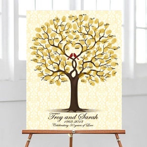 Peut inclure: Un arbre dor&eacute; avec un tronc et des branches marrons, sur lequel sont perch&eacute;s deux oiseaux rouges. L'arbre est entour&eacute; d'un fond blanc avec un motif damass&eacute;. Le texte "Troy and Sarah 1963-2013 Celebrating 50 Years of Love" est en bas de l'image.