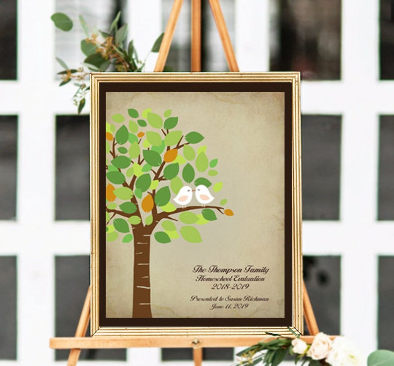 Pode incluir: Uma impress&atilde;o emoldurada em marrom com uma &aacute;rvore verde e dois p&aacute;ssaros brancos em um galho. O texto diz "The Thompson Family Homeschool Celebration 2018-2019 Presented to Susan Richman June 11, 2019".