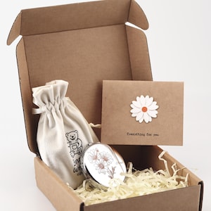 Hochglanz-Silber personalisierte 65 mm Metall Taschenspiegel / 12 Geburtsblumen Designs / Floraler Taschenspiegel / benutzerdefiniertes monatliches Blüte Geschenk für Sie