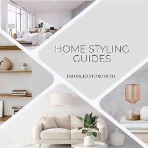 Peut inclure: Image promotionnelle pour "Home Styling Guides" par Enhanced Studio by Tia. Le design présente un intérieur moderne avec un canapé, des plantes et un sablier. Le texte est dans une police sans-serif épurée, et l'esthétique générale est minimaliste et accueillante.