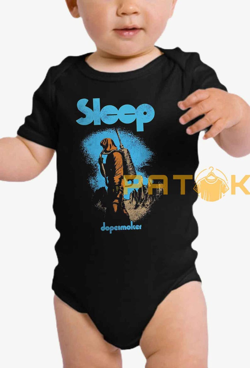Pu&ograve; includere: Body da bambino nero con grafica blu e arancione. La parola "Sleep" &egrave; in blu sopra un'illustrazione di una figura con uno zaino. Il testo "dopesmoker" &egrave; sotto l'illustrazione.