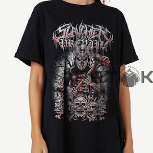 Könnte beinhalten: Schwarzes T-Shirt mit einem grafischen Design. Das Design zeigt den Text "SLAUGHTER TO PREVAIL" in einer metallischen Schriftart. Die Grafik zeigt eine Kapuzenfigur mit einem blutigen Hammer, umgeben von Totenköpfen und Knochen.