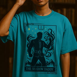 Camiseta de EE. UU. "Shadow Daddy" / Camiseta de Romantasy Book / Merchandising de fantasía de BookTok / Camiseta de Spicy Villain / Camiseta de la carta del tarot Morally Gray / Camiseta de Dark Academia