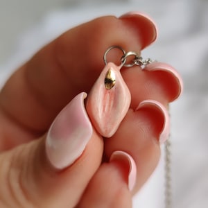 Mini Yoni Pendant – Small Ceramic Vulva Necklace – Body Positive Jewelry – Handmade Feminine Charm – Custom Woman Amulet – Gift for Her