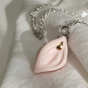 Yoni Pendant Necklace – Handmade Ceramic Vulva Charm – Feminine Jewelry Gift – Body-Positive amulet – Stainless Steel Chain – Pink Yoni Art