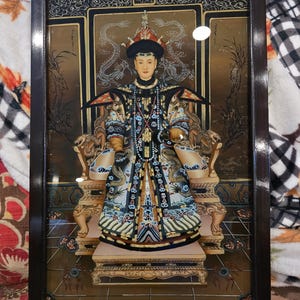 Vintage chinesische Kaiserin / Kaiser-Porträtkunst in aufwändigen Roben, gerahmtes Wanddekor, asiatisch inspiriertes Wohndekor