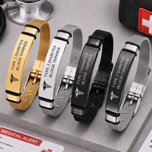 Könnte beinhalten: Vier medizinische Notfallarmbänder mit Mesh-Armbändern in Gold-, Silber-, Schwarz- und Anthrazittönen. Jedes verfügt über eine rechteckige Platte, die mit dem Text TYPE 2 DIABETES BLOOD THINNER und einem Äskulapstab-Symbol graviert ist.