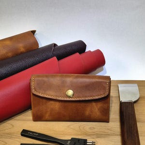 Cartera de cuero marrón hecha a mano – Cartera minimalista con cierre a presión – Dos compartimentos de cuero natural – Regalo rústico para él o ella