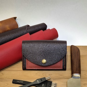 Handgefertigte zweifarbige Lederbrieftasche, Druckknopf, kompakte Geldbörse und Kartenhalter, handwerkliches minimalistisches Design.