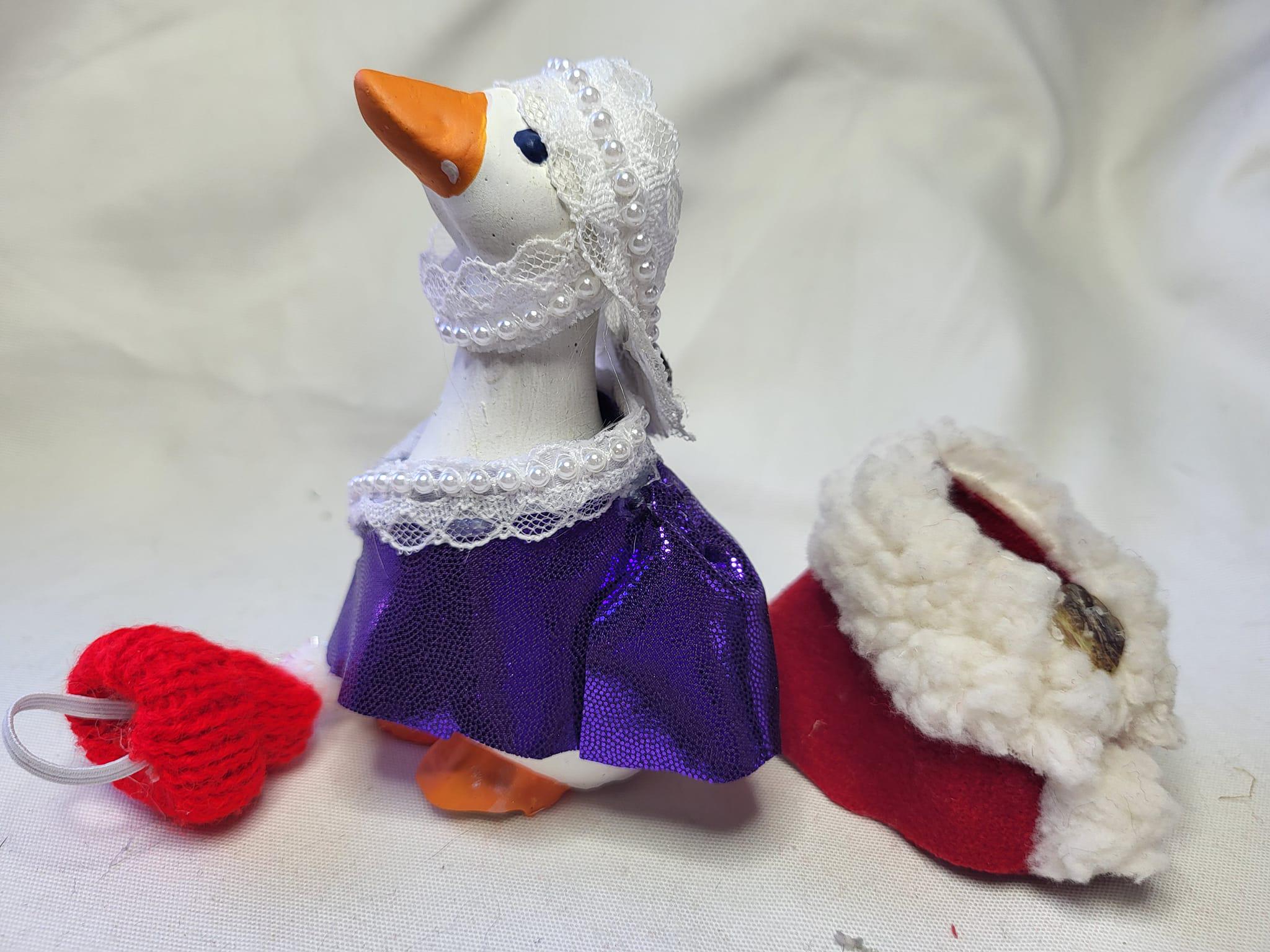 Free Desk Goose with Clothes, Desk Goose Costumes with Free Goose, Free Desk Goose with 3 Outfits, Goose Gift Set