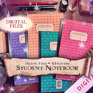 Könnte beinhalten: Eine Sammlung von Schülerheften mit verschiedenen gemusterten Einbänden, darunter rosa, türkis und orange, mit dem Text "Hogwarts School of Witchcraft & Wizardry". Das Bild zeigt auch Stifte, Tinte und eine Schriftrolle mit der Aufschrift "Digital Files - A5 Covers Student Notebook".