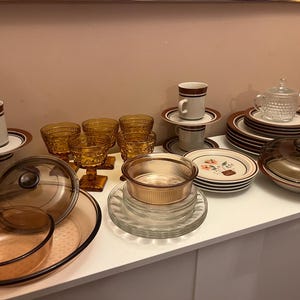 Puede incluir: Un letrero de madera rústica con el texto "Welcome to our home" en letras blancas. El letrero presenta un acabado envejecido y un diseño simple y acogedor, perfecto para la decoración de la entrada.