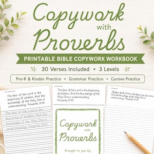 Può includere: Un quaderno di esercizi biblici stampabile intitolato Copywork with Proverbs che contiene 30 versetti su tre livelli, inclusi esercizi per la scuola materna, grammatica e corsivo, con pagine a righe e una matita per le esercitazioni.
