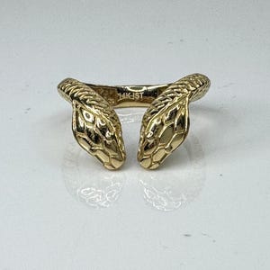 14K Gold Double Head Snake Ring Textured Etching Size 9.5 JR1726