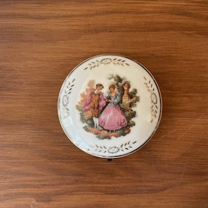 Mid-20th Century Porcelain Trinket Box with Romantic Scene and Gold Detail