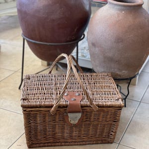 Vintage Picnic Basket with Leather Strap – Perfect for Outdoor Gatherings