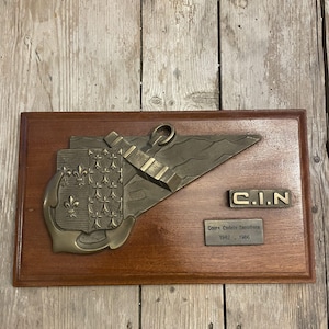 Rare Military Commemorative Plaque – Cours Cadets Saoudiens (1982–1986) | Naval & Military History Collectible