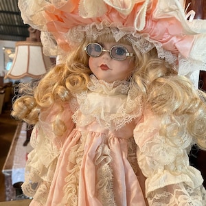 Exquisita muñeca de porcelana de estilo victoriano con gafas / Elegancia artesanal