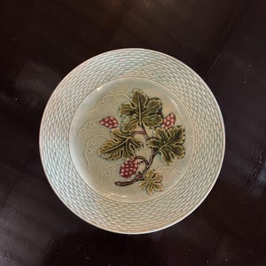 Retro Majolica Plate with Grape and Vine Design – Charm of the Early 20th Century
