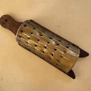 Antique Brass Corn Grater with Wooden Handle – Early 20th Century Kitchen Tool
