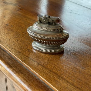 Isqueiro de mesa vintage banhado a prata – Elegância de meados do século