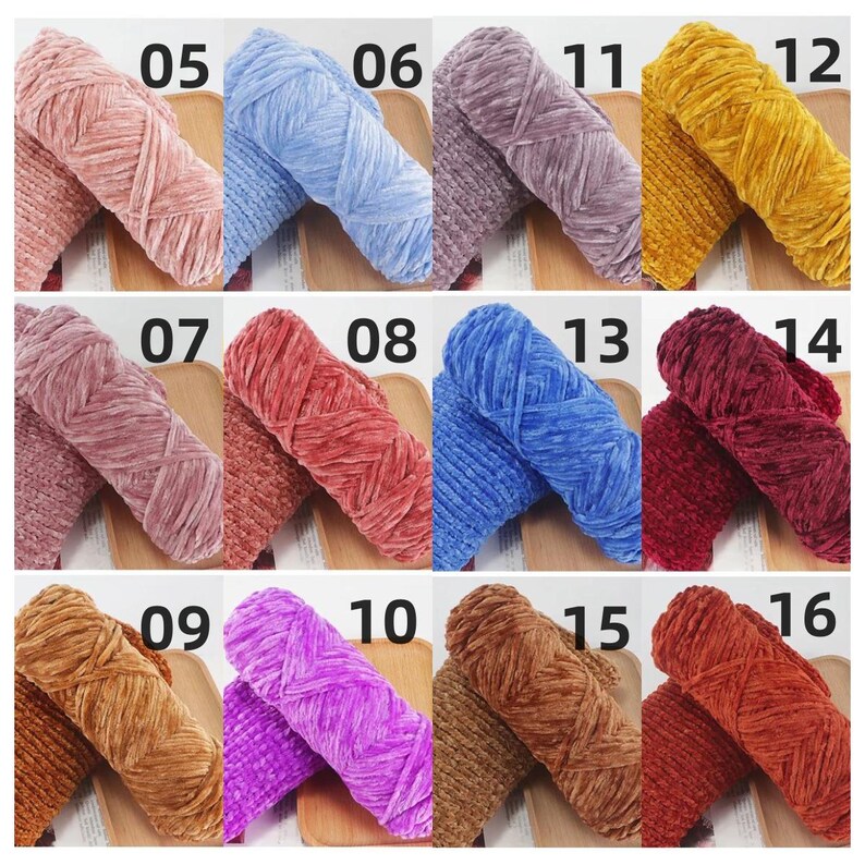 K&ouml;nnte beinhalten: Eine Sammlung farbenfroher Samtgarngarne, die jeweils mit einer Nummer versehen sind. Die Garnfarben umfassen Rosa-, Blau-, Lila-, Gold- und Rott&ouml;ne. Die Garne sind auf Holzbrettern angeordnet und zeigen die Vielfalt der Texturen und Farbt&ouml;ne.