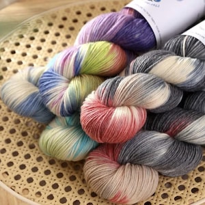 100g Hand-Dyed Wool Yarn | Gradient Variegated Knitting Yarn 270m | Soft DIY Yarn for Sweaters, Scarves, Shawls, Socks & Crochet Projects