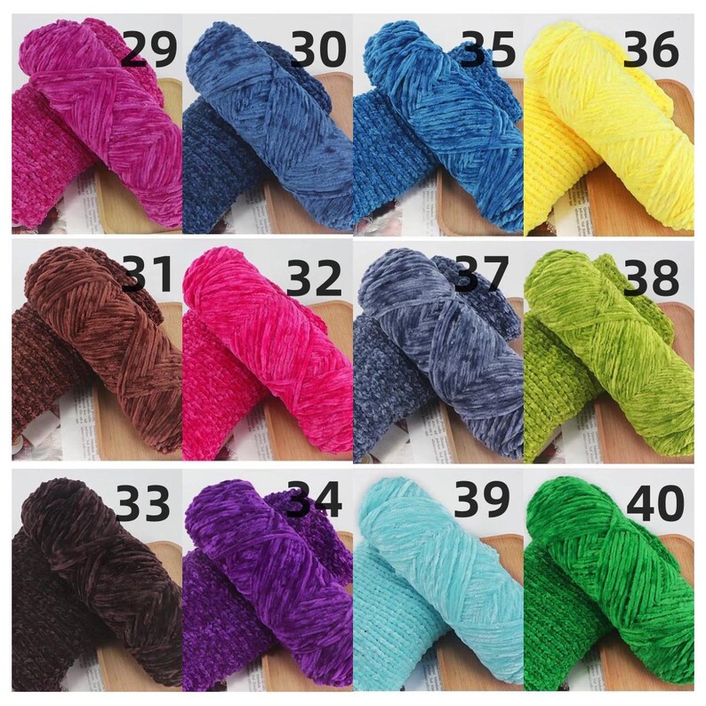 K&ouml;nnte beinhalten: Eine Sammlung farbenfroher Samtgarngarne, die jeweils mit einer Nummer versehen sind. Die Garnfarben umfassen Farbt&ouml;ne von Rosa, Blau, Gelb, Braun, Lila und Gr&uuml;n. Das Bild zeigt die Vielfalt der Farben, die f&uuml;r Bastelprojekte verf&uuml;gbar sind.