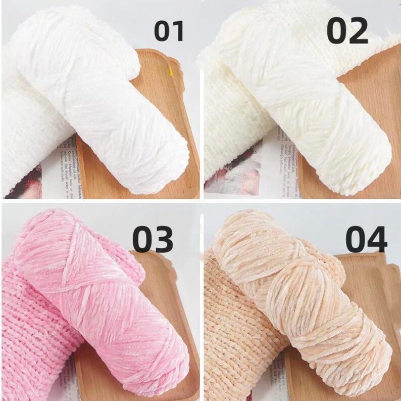 K&ouml;nnte beinhalten: Vier Kn&auml;uel weicher Wolle in verschiedenen Farben. Oben links ist wei&szlig;, oben rechts cremewei&szlig;, unten links rosa und unten rechts beige. Jedes Kn&auml;uel ist mit einer Nummer von 01 bis 04 versehen.